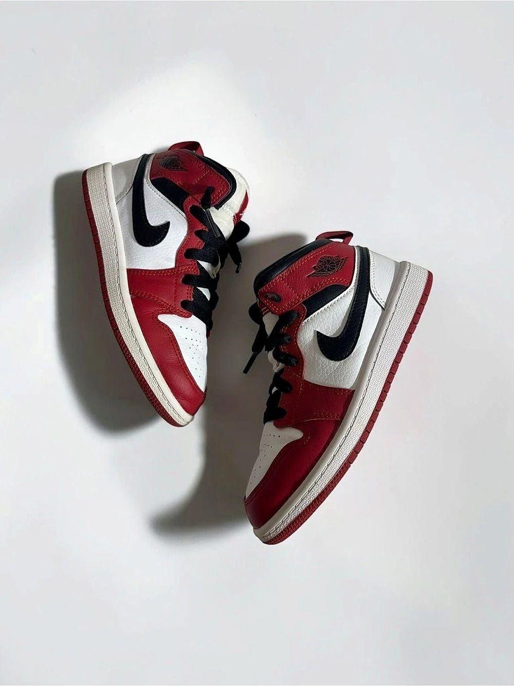 Air Jordan 1 Mid Chicago Kids 13.5C Red White Black Sneakers